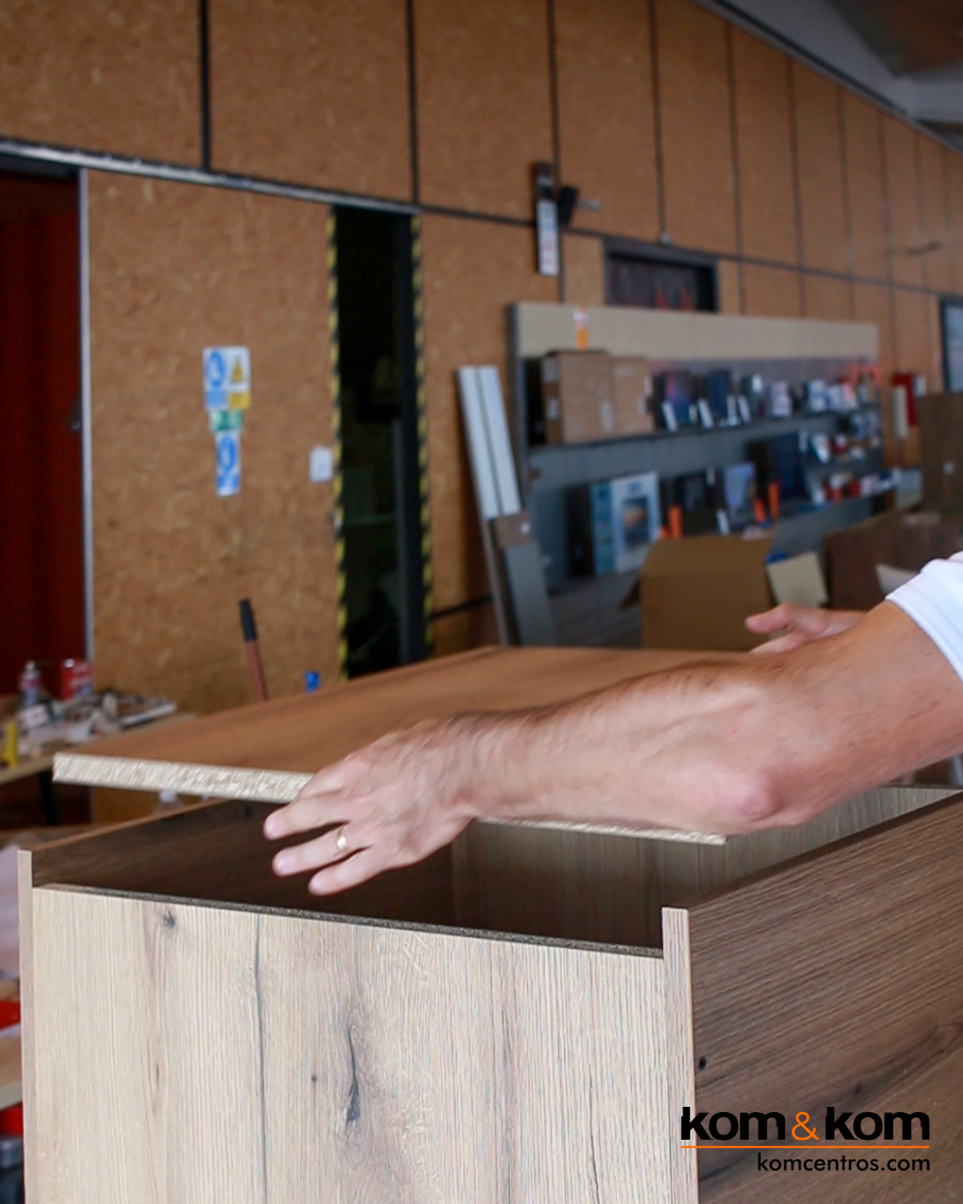 Carpintero trabajando la madera en el taller de Kom&Kom